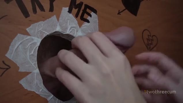 Gloryhole – em gái trẻ lần đầu bú cặc qua lỗ tường