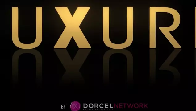 Cô nàng tóc nâu mặc đồ lót sexy bị đụ double penetration
