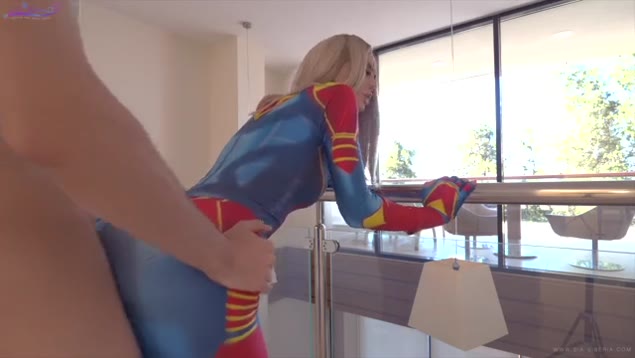 Cosplayer gái bị trai đụ ngay trên cầu thang