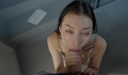 Cô nàng ngực to bú cu đẹp trong video góc nhìn thứ nhất