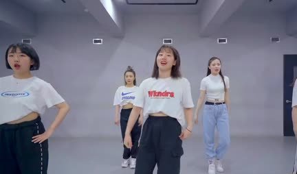 Hai cô gái Á trẻ trung lắc vú khi nhảy múa cùng nhau