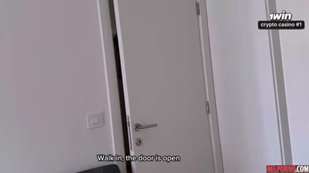 Cô nàng Nga tóc vàng khoe bộ ngực khủng và sẵn sàng đụ trước camera