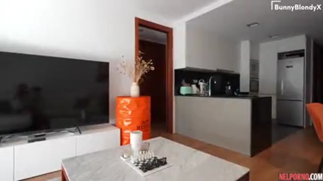 Sờ bộ ngực to của nàng bạch kim rồi nóng máy đến mức không chịu nổi