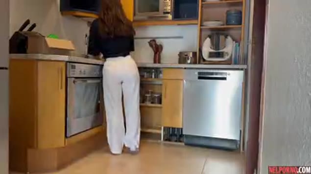 Trong phim sex gia đình, cô nàng bú cu ngon lành ở bếp