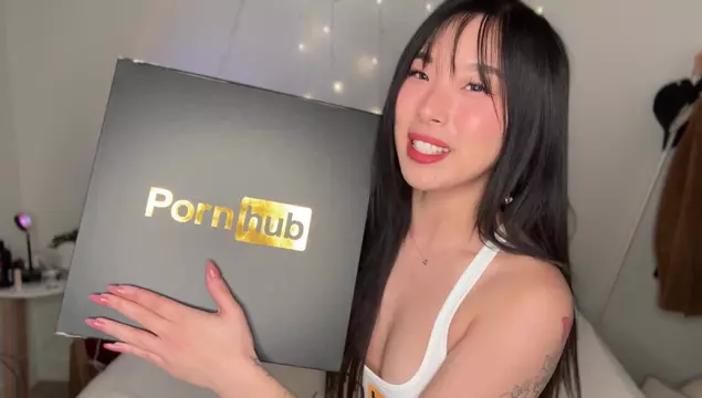 Nữ diễn viên phim người lớn Á Đông từ PornHub địt với bạn trai