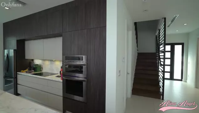 Mẹ kẹp bat đuoc ong di va con gai rieng dang lam tinh.