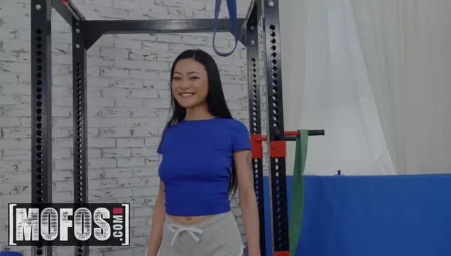 Chàng trai khỏe mạnh vặn vẹo em á châu trên cặc trong lúc tập gym