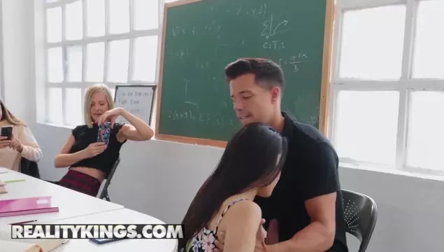 Em á châu địt nhau trong lớp, bạn cùng lớp quay clip lại