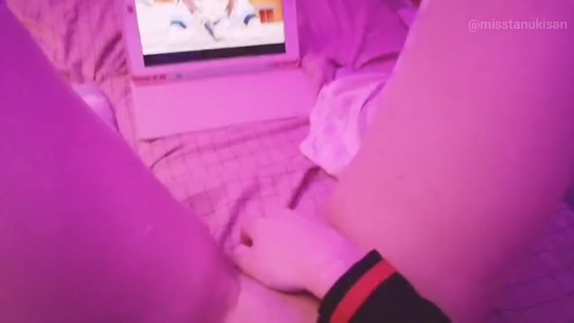 Cô bé xem phim sex anime và vuốt ve lồn ướt át của mình