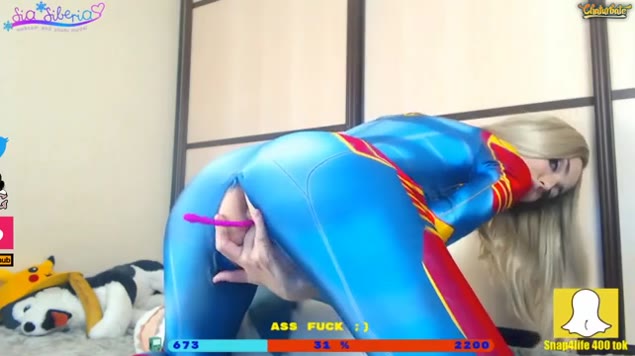 Nữ thần trong cosplay Captain Marvel sục lồn ướt nước